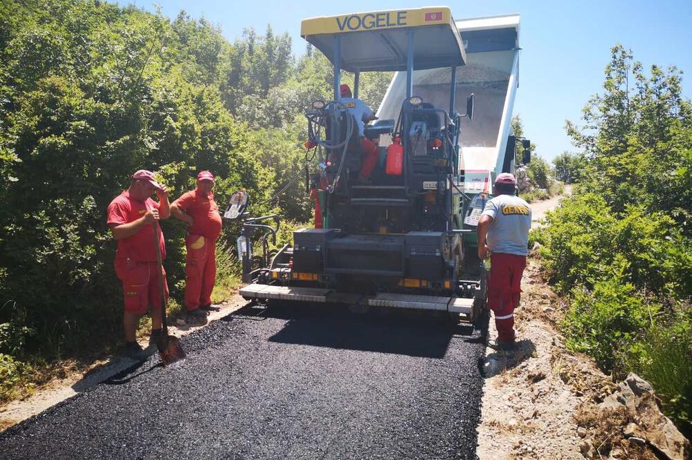 Nanošenje prvih slojeva asfalta u selu Lipa Cucka, Foto: Prijestonica Catinje