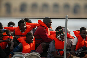 Migranti već 15 dana žive na remorkeru: Vlasti Tunisa odbijaju da...