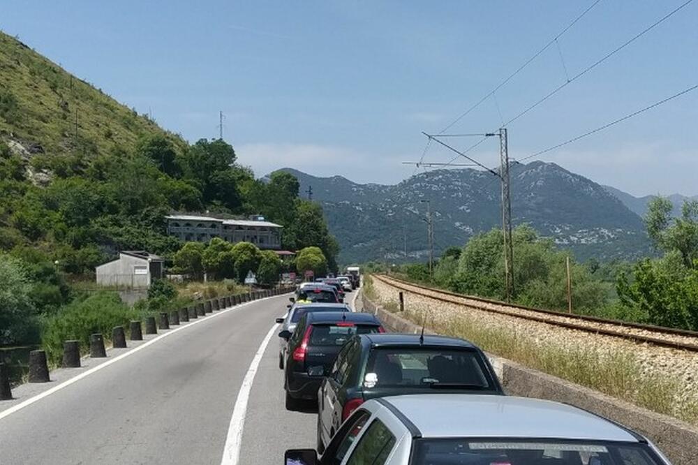 Kolona na putu Bar-Podgorica, Foto: Čitalac "Vijesti"