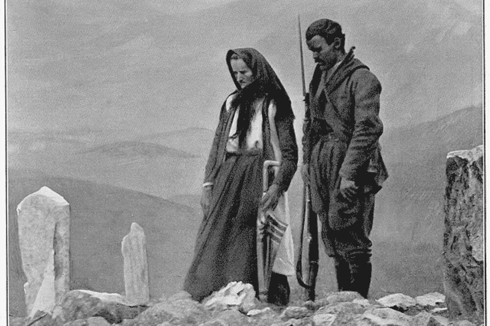 Žena/majka i sin nad grobom muža/oca, Skadar 1913., Foto: Samson Černov