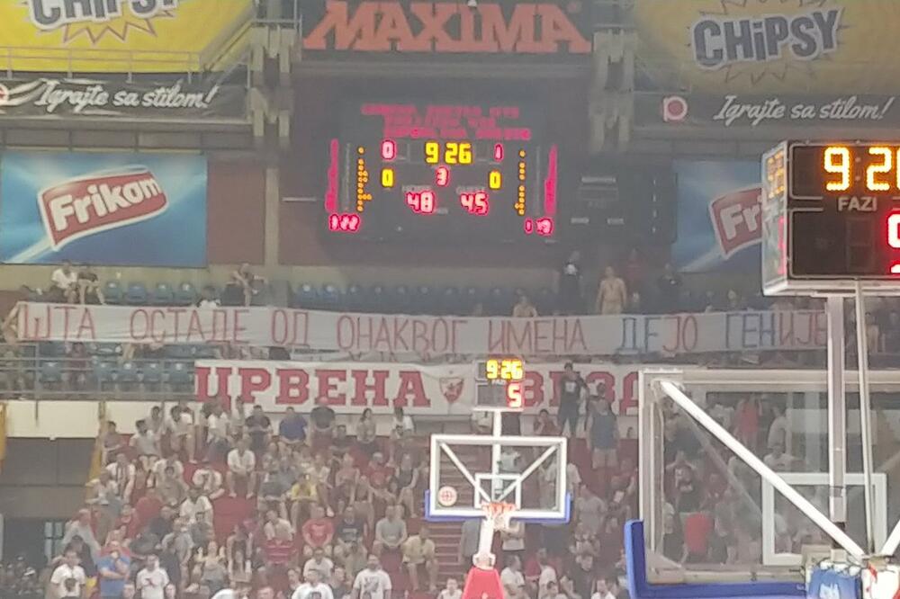 Transparent na tribinama "Pionira", Foto: Twitter/@nikolaS_sN