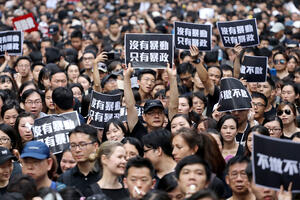 Desetine hiljada ljudi ponovo protestuje u Hongkongu: "Keri Lam...