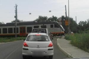 Opasnost i na pružnom prelazu u Danilovgradu: Voz prolazi, rampa...