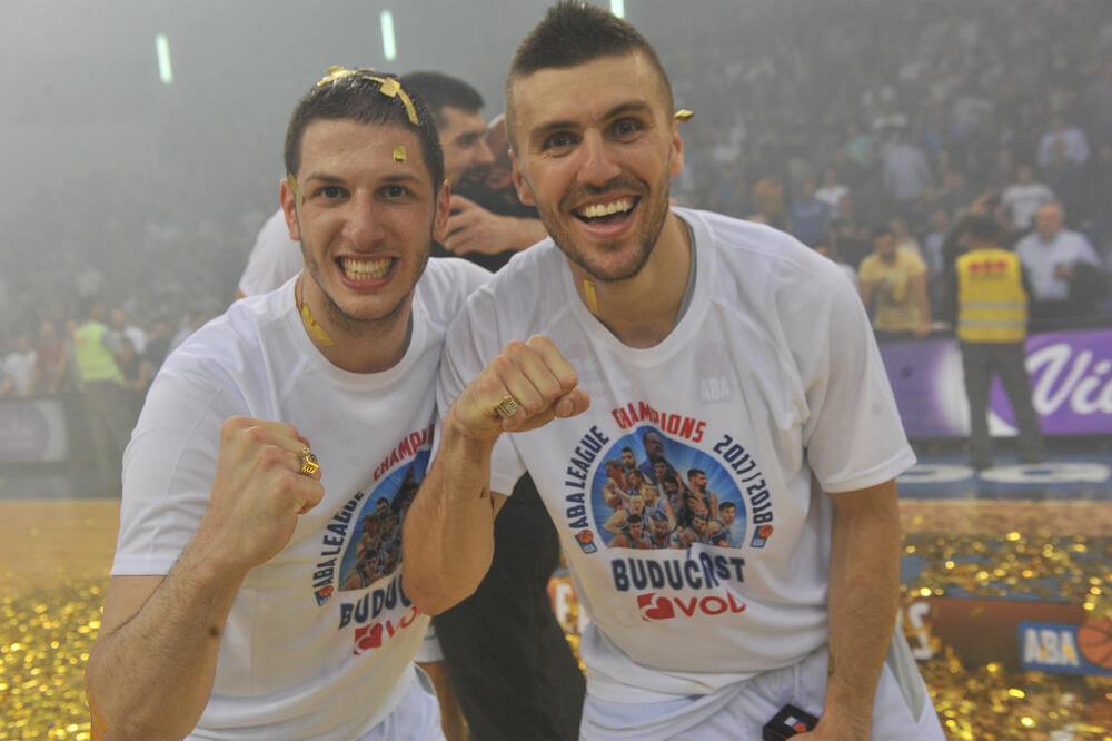 Nikola Ivanović i Nemanja Gordić slave osvajanje ABA lige, Foto: Savo Prelević