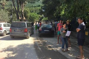 Mještani Kumbora na pola sata blokirali saobraćaj: Smeta im...