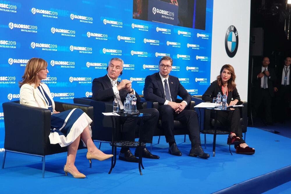 Odnosi bolji privatno nego između dvije države: Đukanović i Vučić, Foto: BETAPHOTO/Ratka Babic