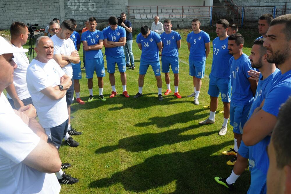 Fudbaleri i stručni štab Sutjeske, Foto: Milan Šapurić