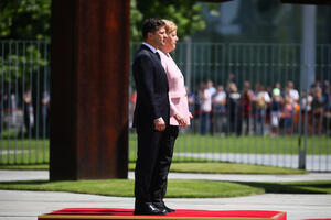 VIDEO Merkel se tresla i izazvala zabrinutost, pa objasnila šta se...