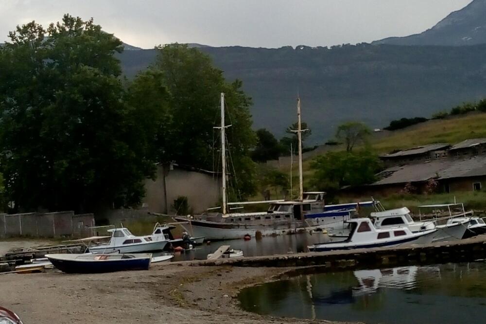 Stari gulet nasukan u Bonićima čije je rezanje počelo danas, Foto: Siniša Luković