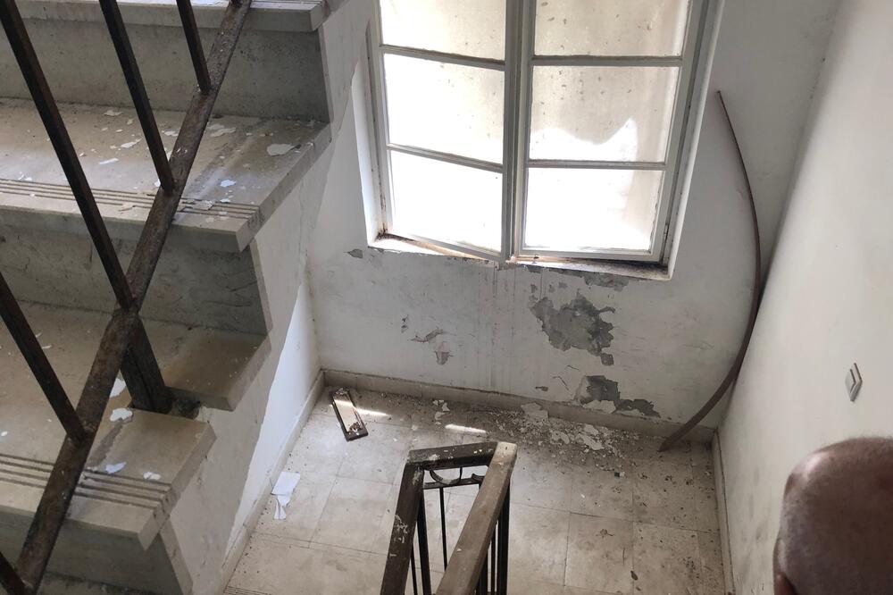 Oštećeni zidovi, malter pada..., Foto: Vuk Lajović