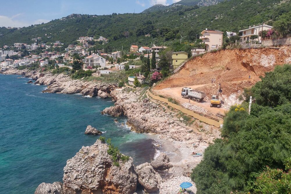 Radilo se i noću: Mala plaža, Foto: Čitalac "Vijesti"