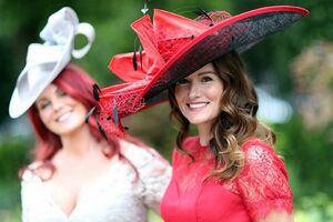 FOTO Dan za glamurozne šešire na Rojal Eskot konjičkim trkama