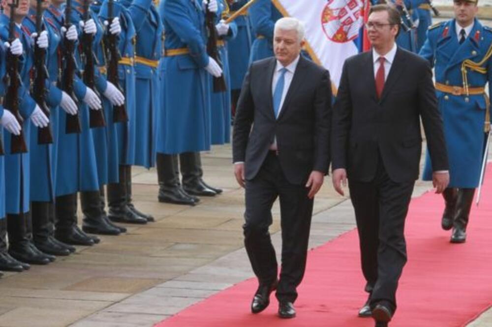 Aleksandar Vučić, u to vrijeme predsjednik Vlade Srbije, bio je domaćim crnogorskom premijeru Dušku Markoviću prilikom posljednjeg susreta u Beogradu, Foto: Getty Images