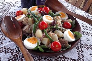 Salata s krompirom, jajima i tunjevinom