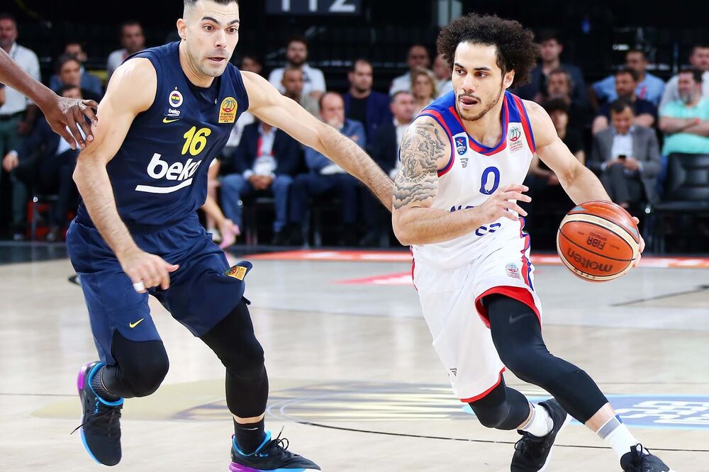 Noć za pamćenje: Šejn Larkin prodire pored Kostasa Slukasa, Foto: Https://twitter.com/AnadoluEfesSK