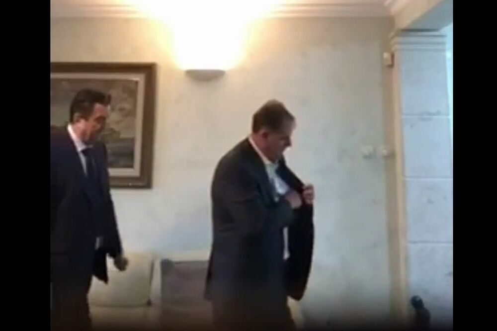 Momenat kada Stijepović uzima kovertu sa 97.000 eura, Foto: Printscreen