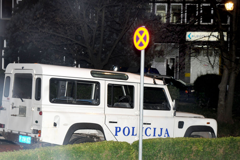 Policija ispred Kliničkog centra (arhiva/ilustracija), Foto: Boris Pejović