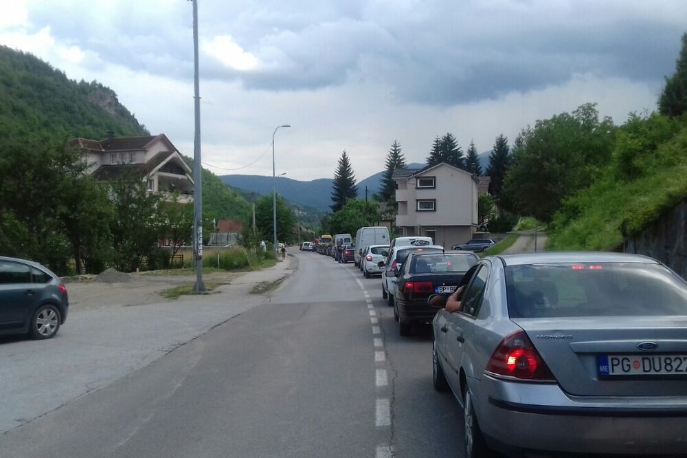Kolona vozila u Rakonjama, Foto: Jadranka Ćetković, Jadranka Ćetković