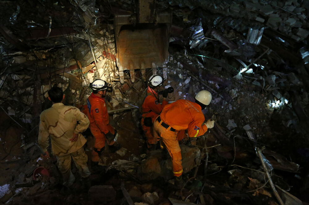Spasioci na mjestu gdje se srušila zgradi, Foto: Reuters