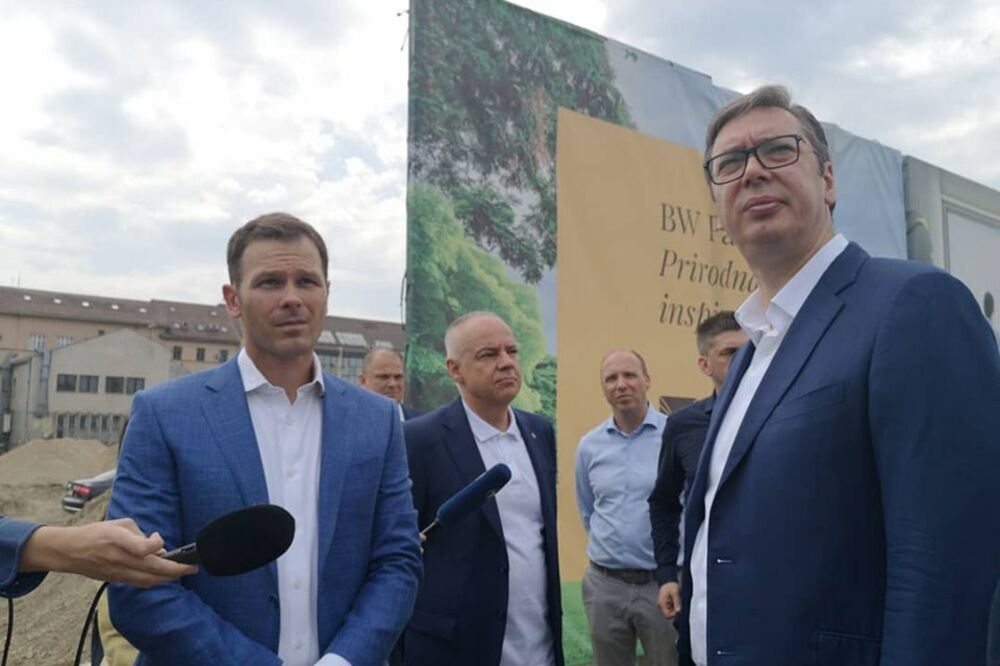 Vučić (desno) u društvu ministra finansija Srbije Siniše Malog tokom obilaska parka