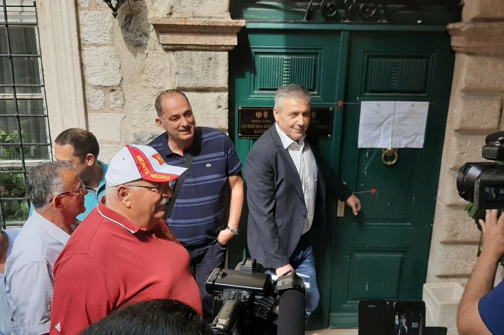 Danas pred vratima SO, Foto: Siniša Luković