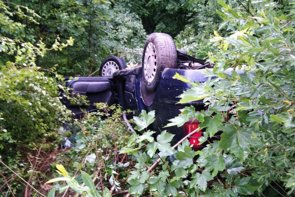 Izgubili kontrolu nad vozilom i prevrnuli se na krov, Foto: Ministarstvo odbrane BiH