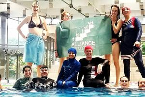 Borba protiv zabrana: Burkini protest muslimanki na bazenu u...