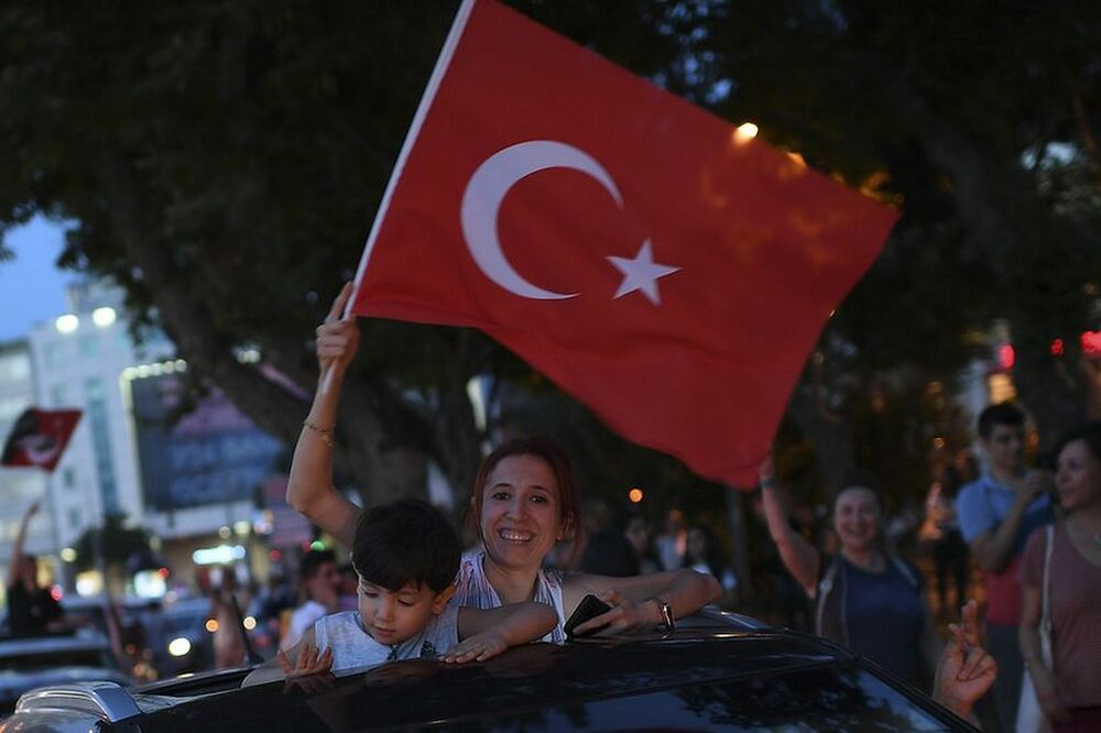 Slavlje pristalica opozicije na ulicama Istanbula, Foto: EPA