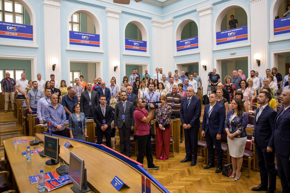 Kaže da je napustio Klub odbornika da bi odblokirao rad lokalnog  parlamenta: Stojanović (prvi red, prvi slijeva) na izbornoj konferenciji DPS-a, Foto: DPS