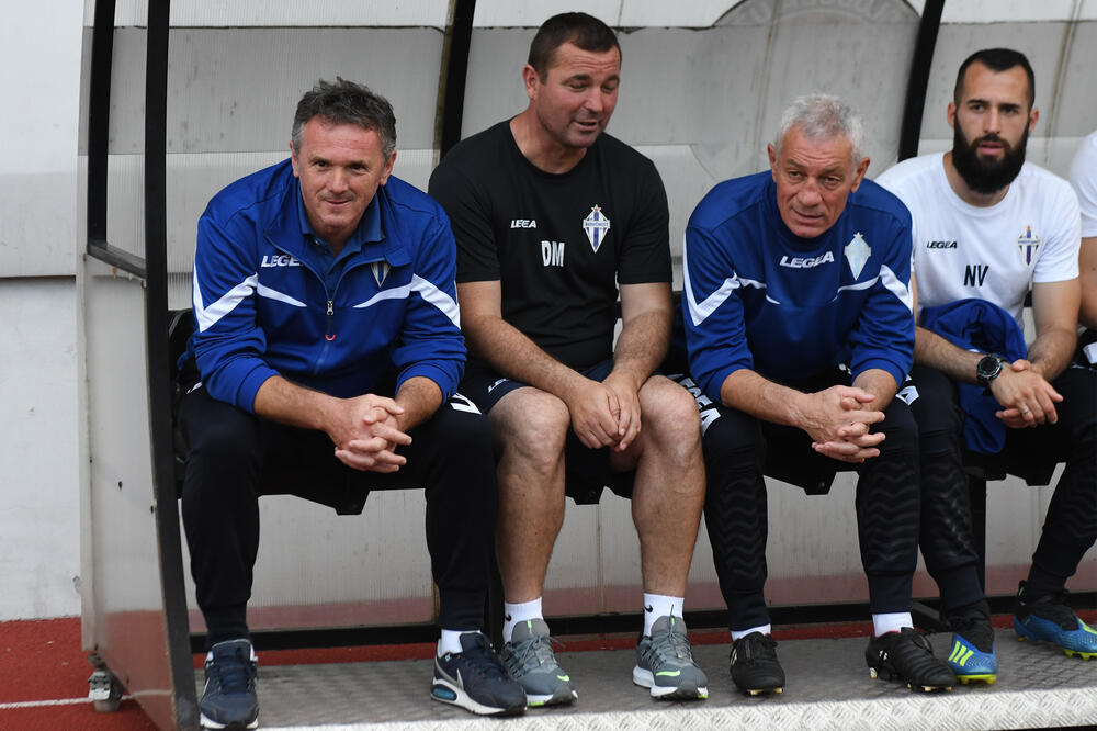 Branko Brnović sa saradnicima juče na meču sa Partizanom, Foto: Savo PRELEVIC