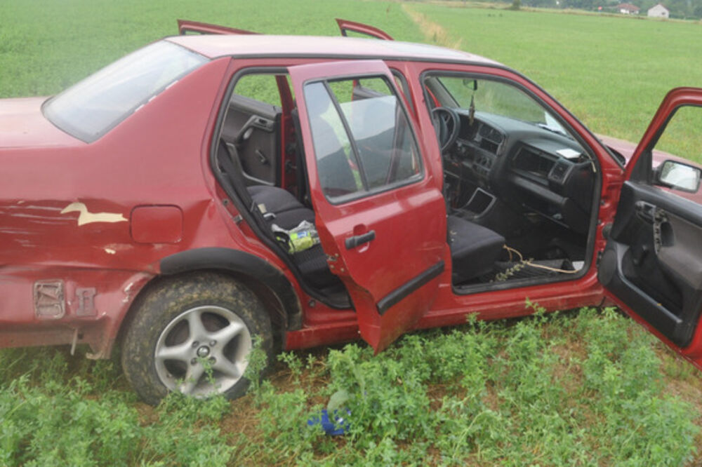 Automobil osumnjičenih za pljačku pumpe, Foto: Uprava policije
