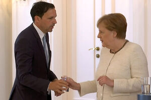 VIDEO Merkelovu ponovo uhvatila drhtavica - drugi put za dvije...