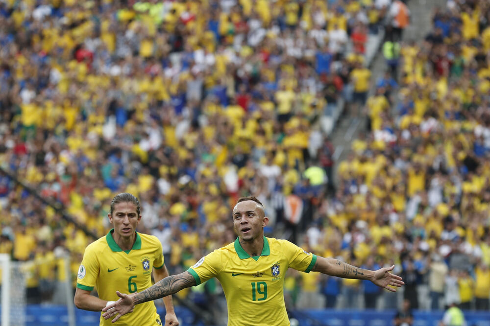 Ljubimac navijača Gremija i nova uzdanica Brazila:  Everton proslavlja svoj gol protiv Perua, Foto: AP