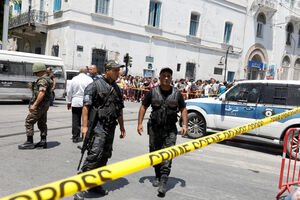 Tri vezana bombaška napada u Tunisu: Najmanje petoro ranjenih