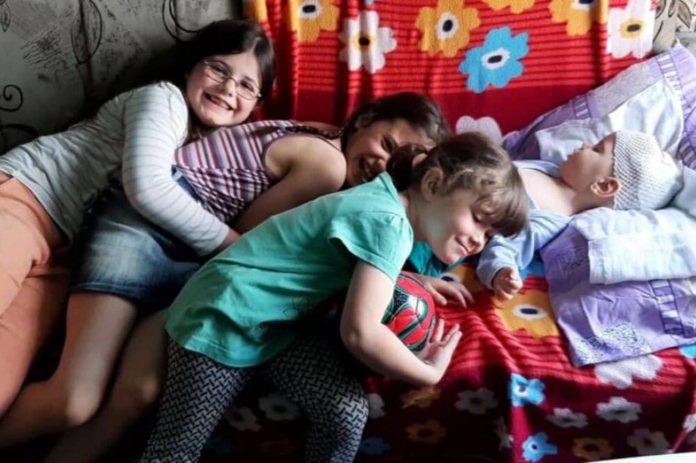 Bogdan sa sestrama, Foto: Privatna arhiva