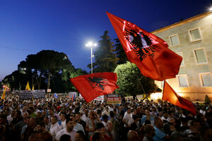 Tirana se još odupire