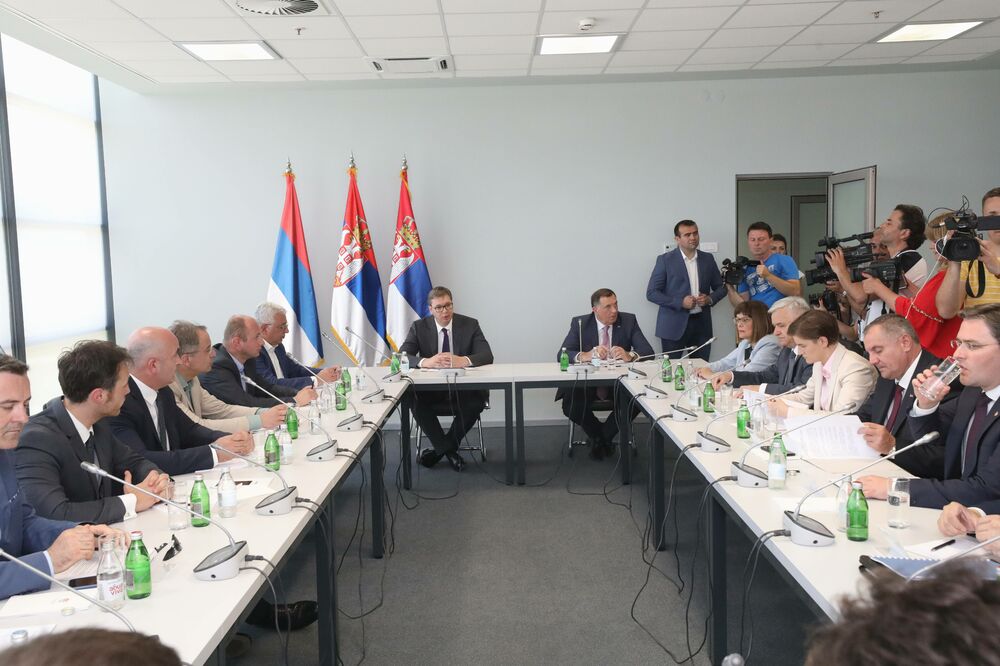 Sa sastanka, Foto: Betaphoto