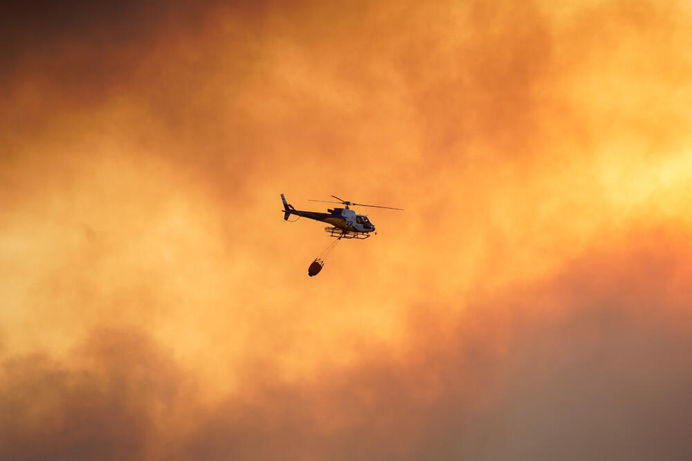 Helikopter u akciji gašenja požara u Toledu, Foto: Reuters