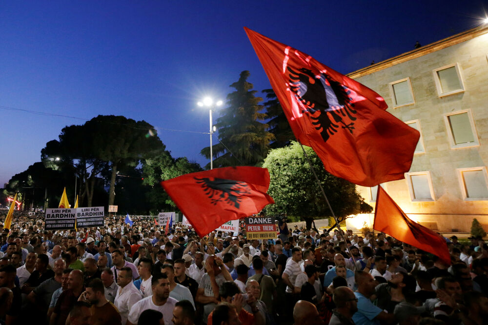 Sa protesta u Tirani, Foto: Reuters