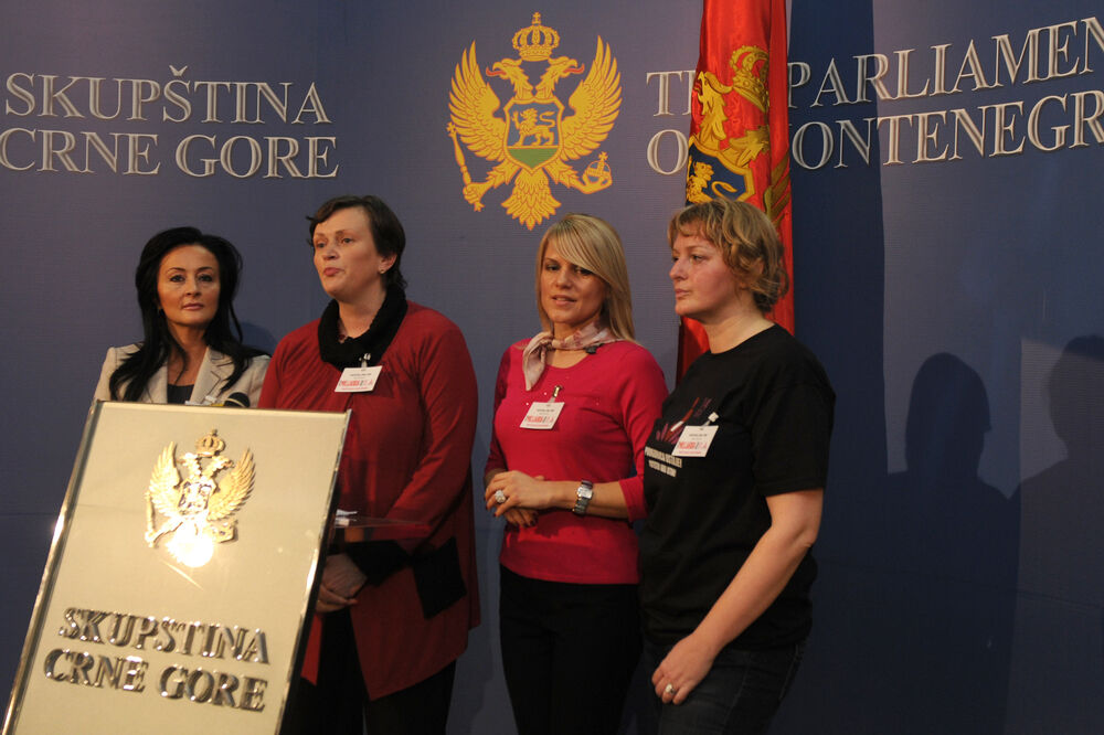Drobnjak sa koleginicama iz parlamenta i Vlade (arhiva), Foto: Savo Prelević