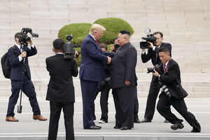 Pogledajte: Tramp i Kim se rukovali, pa nekoliko koraka ušli na...