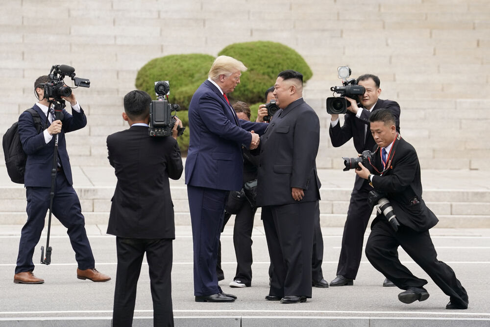 Rukovanje Trampa i Kima, Foto: Reuters