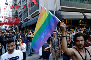 Policija suzavcem rastjerala učesnike zabranjene parade ponosa u...