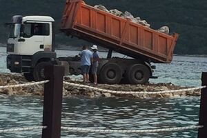 Kumbor: Buka i radovi tjeraju goste