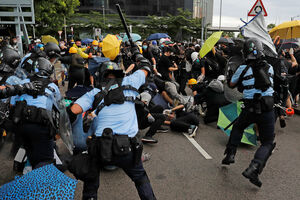 FOTO Policija suzavcem i pendrecima na demonstrante u Hongkongu