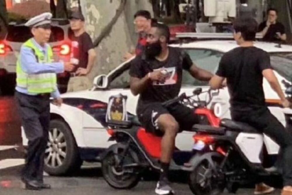 Policajac zaustavlja Hardena