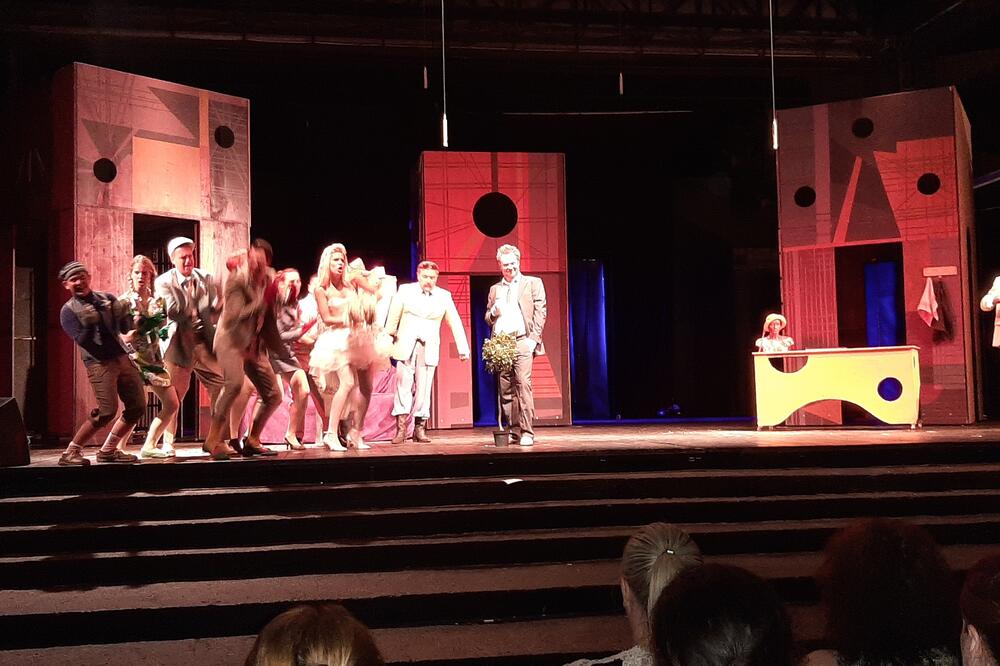 Scena iz predstave “Florentinski šešir”, Foto: Siniša Luković