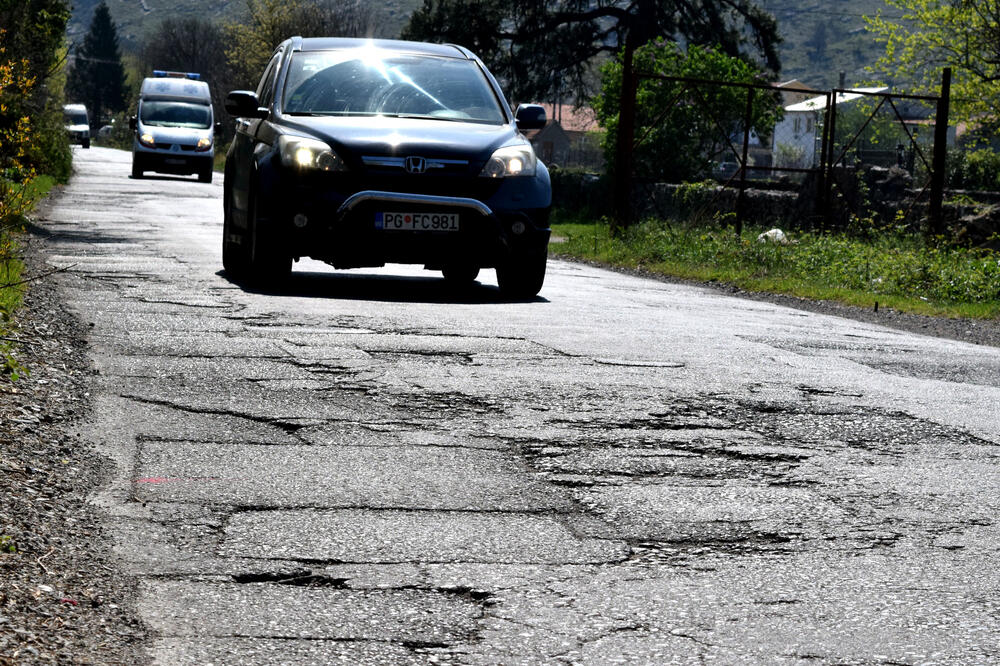 Saobraćajnica puna rupa, Foto: Luka Zeković