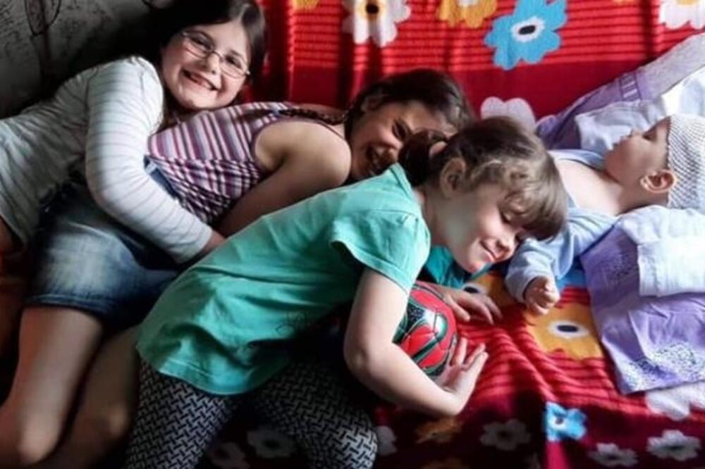 Bogdan sa sestrama, Foto: Privatna arhiva