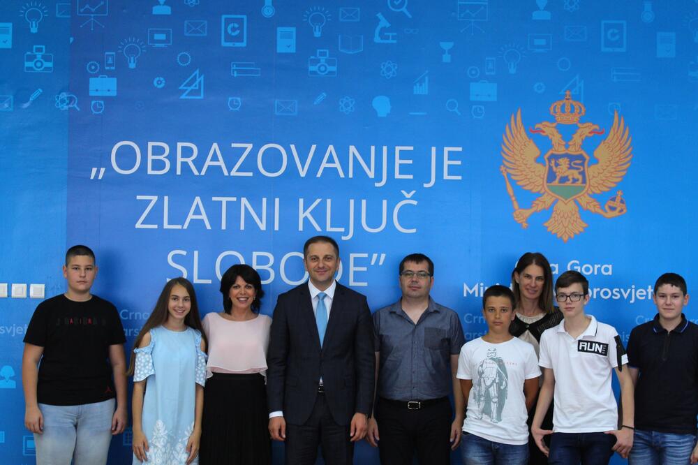 Šehović sa državnim prvacima u robotic, Foto: Mps.gov.me